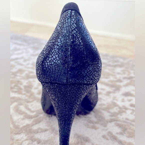 BCBGeneration Crackle Finish Suede Platform Peeptoe Pumps Navy/Black 8M NWOT - Picture 6 of 15